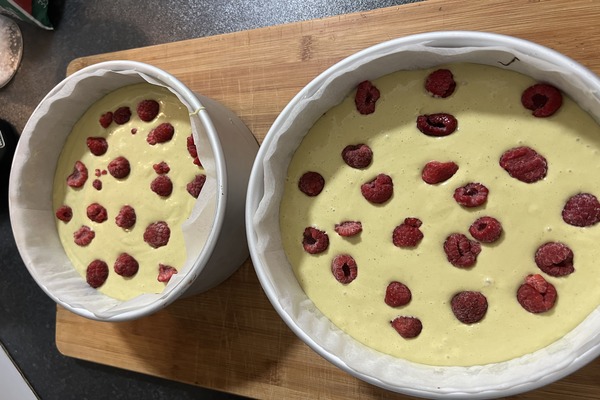 Brownie pistachio-Raspberries Basque Cheesecake